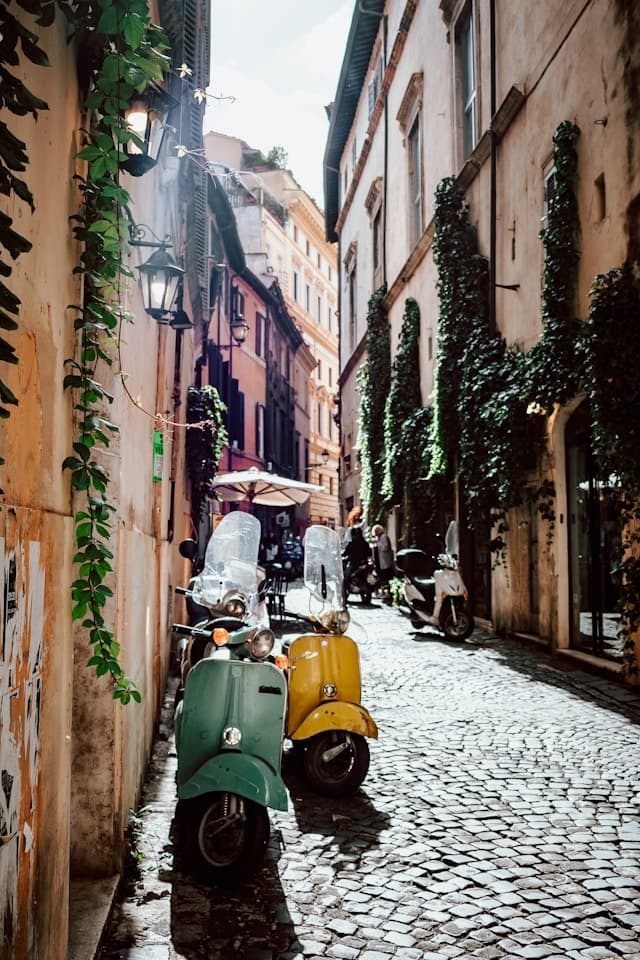 VESPAS IN ROME