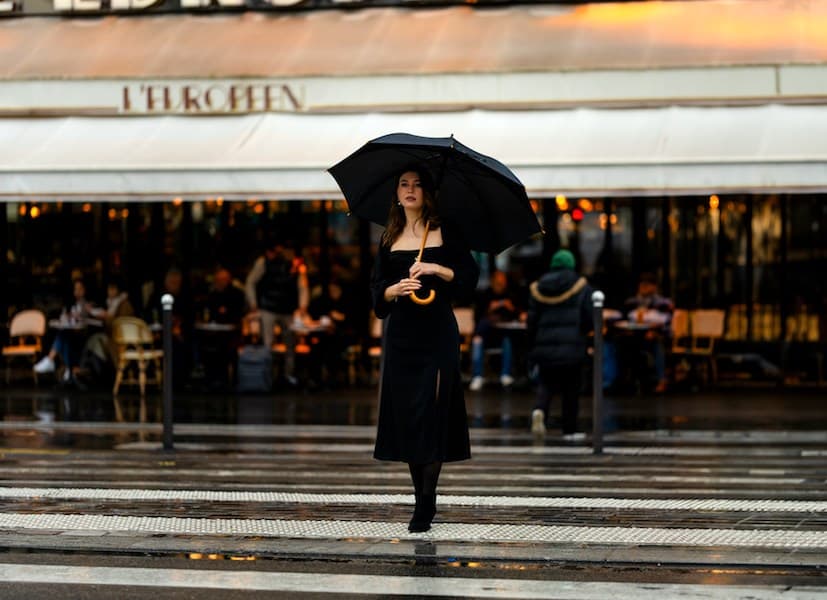 WOMEN IN THE RAIN PARIS